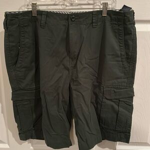 Tommy Hilfiger size 38 green cargo shorts.